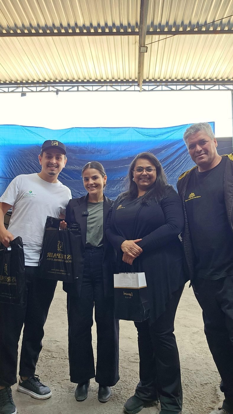Equipe Trifoglio ao lado de clientes após a entrega de um projeto